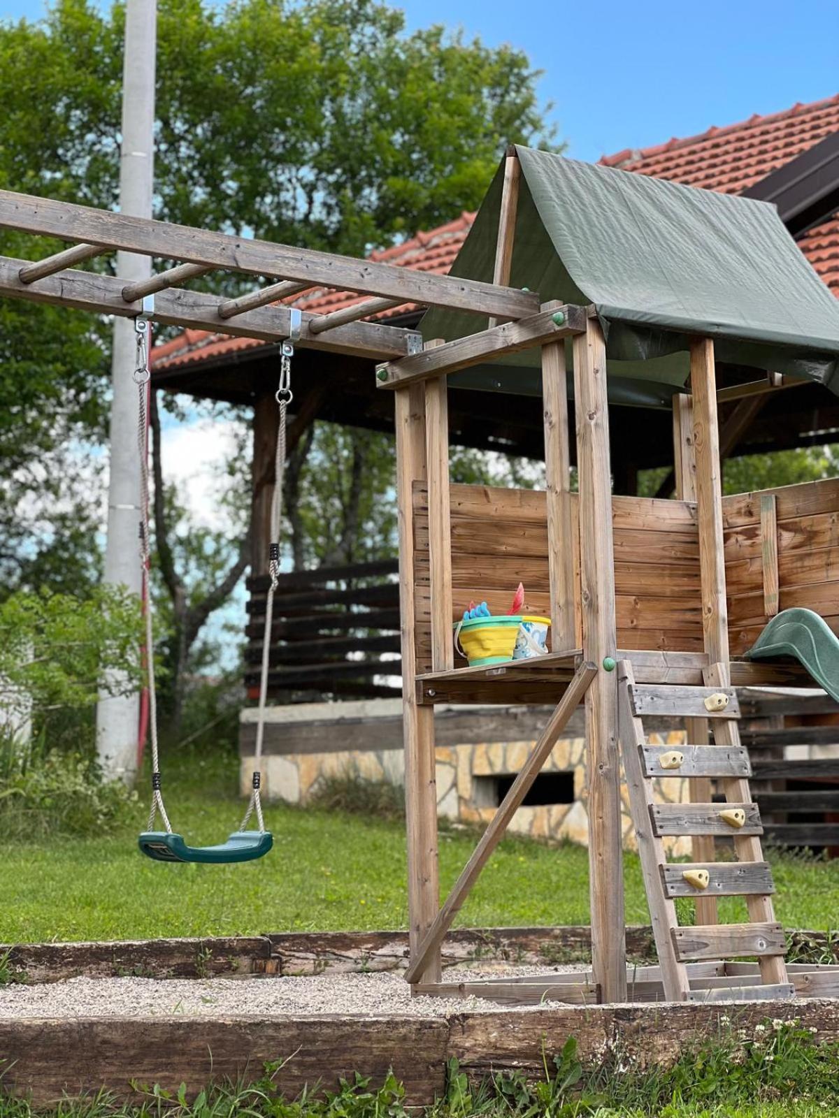 Timber Fairies Villa สลูน ภายนอก รูปภาพ
